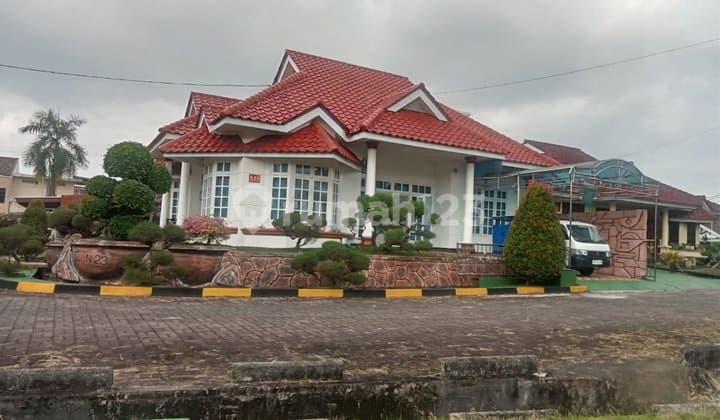Disewakan Rumah Mewah di Perumahan Bdi - 4 KT, Carport & Garasi Lengkap!