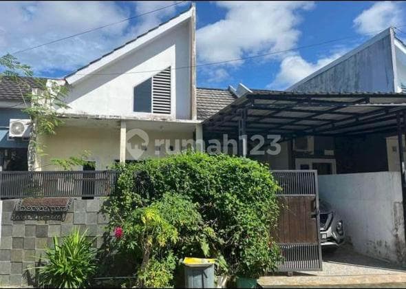 Dijual Rumah Nyaman & Strategis - 2 Kamar Tidur, Garasi + Carport, Cocok untuk Keluarga Kecil!