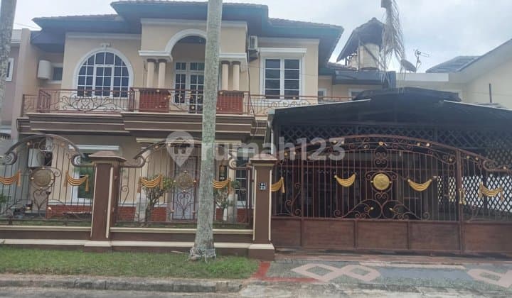 For Rent Spacious & Strategic House - 6 Bedrooms, 5 Bathrooms, Garage + Carport, Suitable for Residence & Business!