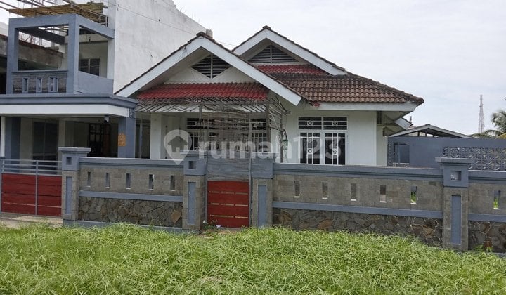 Dijual Rumah 2 Lantai Lokasi Strategis - 4 Kamar Tidur, 3 Kamar Mandi, Garasi & Carport, Hunian Nyaman Siap Huni!