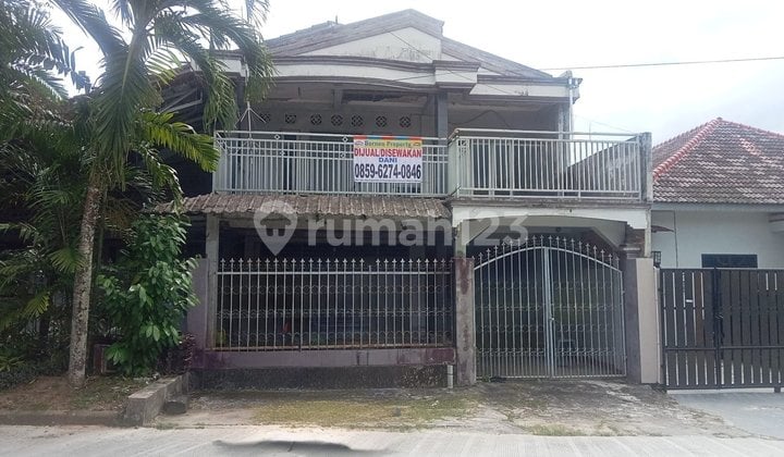 Dijual Rumah Cantik & Siap Huni - 5 Kamar Tidur, 4Kamar Mandi, Garasi + Carport, Nyaman & Strategis!