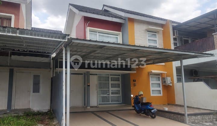 Dijual Rumah 2 Lantai Cantik & Siap Huni - 3 Kamar Tidur, Garasi + Carport, Lokasi Super Strategis & Nyaman!