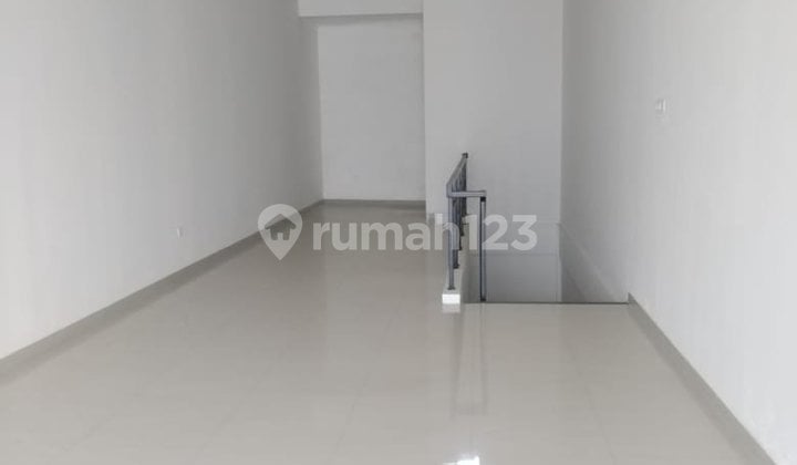 For Rent: Commercial Shop House in Strategic M T Haryono Location