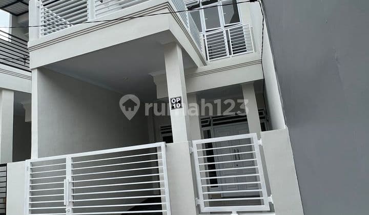 Rumah 2 Lantai Lingkungan Perumahan, Dekat Stasiun Depok