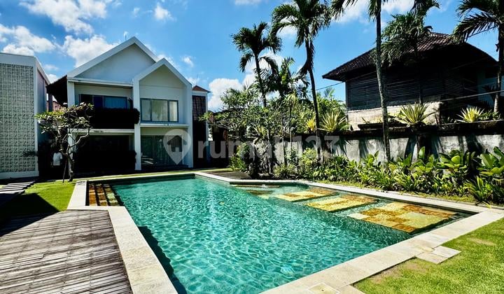 Exquisite Mezzanine Villa For Rent In Batu Belig - Steps From The Beach!