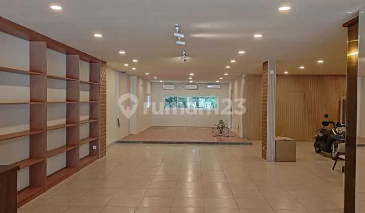 Strategic Shophouse for Rent on Ngurah Rai Bypass, Kuta - Premium Location & Spacious Parking!