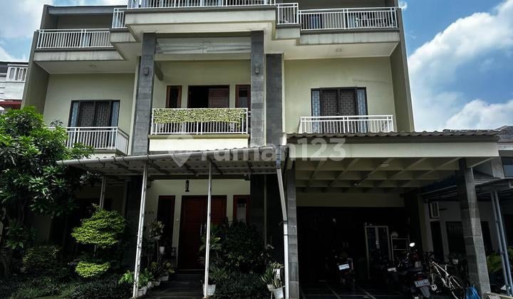 Dijual Murah Rumah, 3 Lantai, Bu, SHM, di Modernland