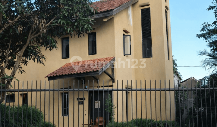 Rumah Bergaya Villa Mediterania di Dago Bandung