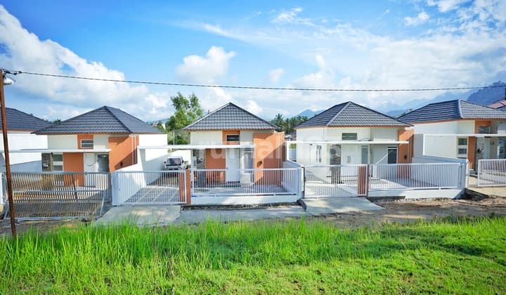 Minimalist House in Zizani Residence Ulu Gadut