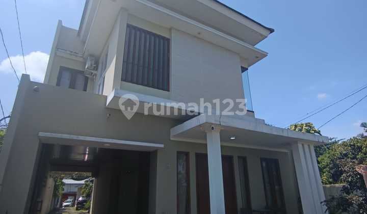 Rumah Mewah 2 Lantai Lokasi Tenang Siap Huni Full Furnished