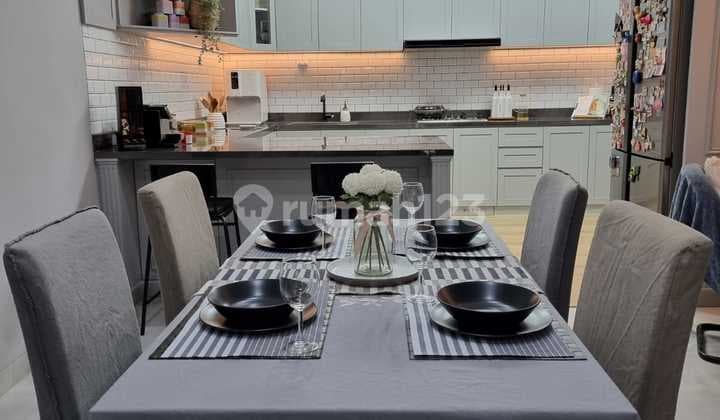 Dijual Rumah Cakep Furnished Interior di Green Lake City, Jakbar