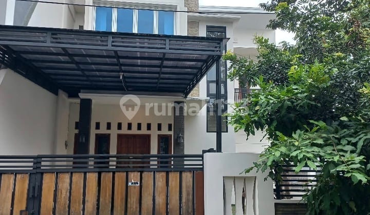Dijual Rumah Hoek Rapih 2,5 Lantai di Taman Royal 1, Kota Tangerang.
