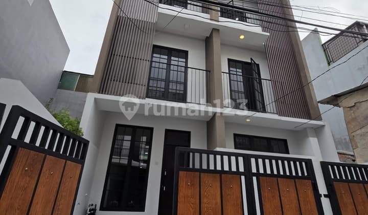 New 3-Story House with a Beautiful Facade in Taman Ratu
