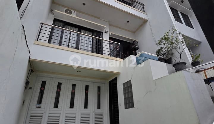 Well-maintained 3-story house in Taman Ratu