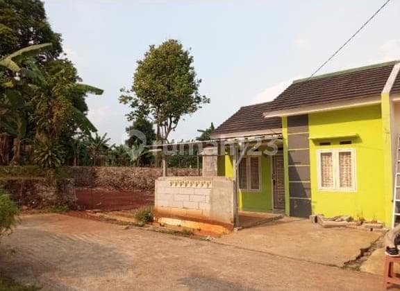 House in Klapanunggal. Highland view of mountains with plenty of vacant land for expansion.