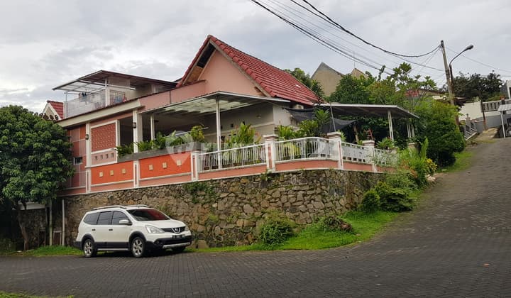 Quick and affordable sale of a beautiful house in Cibinong.