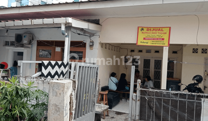 Rumah Besar dengan 1 Paviliun di Senen Jakarta Pusat