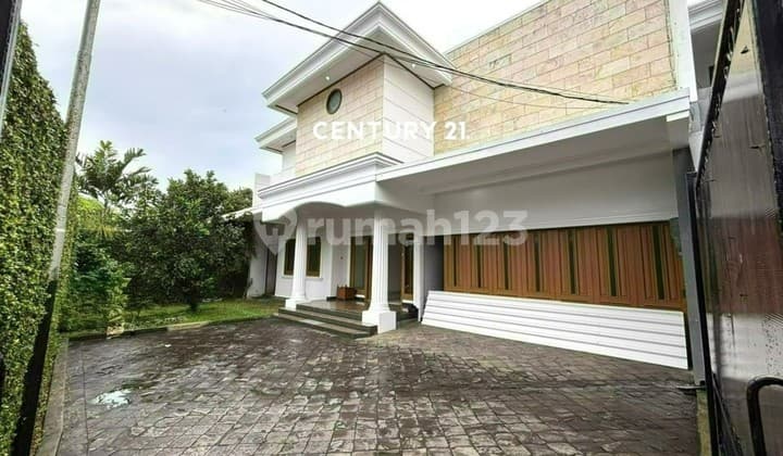 Luxurious House in Kemang Ready to Move In, Complete with Pool and Garden 10346