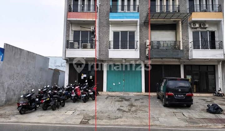 Rental of a Strategic Shophouse on Kembangan Raya, West Jakarta, 3.5 Floors, Building Area 210M², Main Roadside.