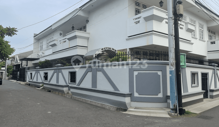 Modern Hook House in an Elite Complex in Pulo Asem