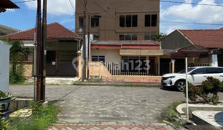 Rumah Lama Ngagel Jaya Selatan Butuh Renovasi