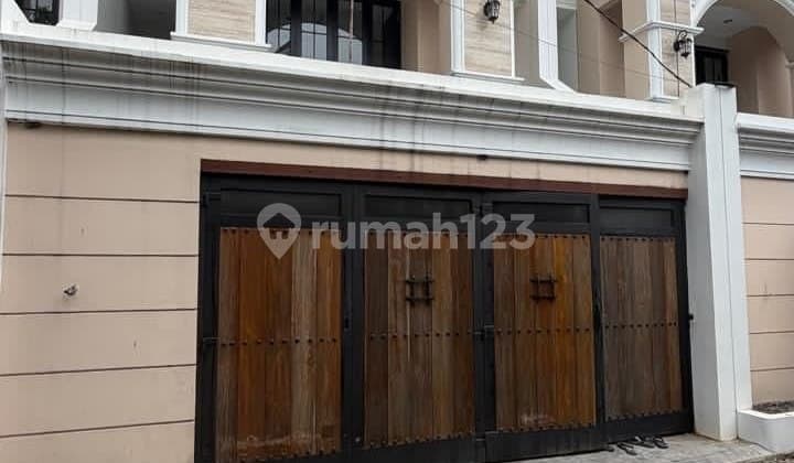 Dijual Cepat - 1 Unit Rumah Modern Klasik 4 Lantai + Rooftop & Private Pool di Pejaten