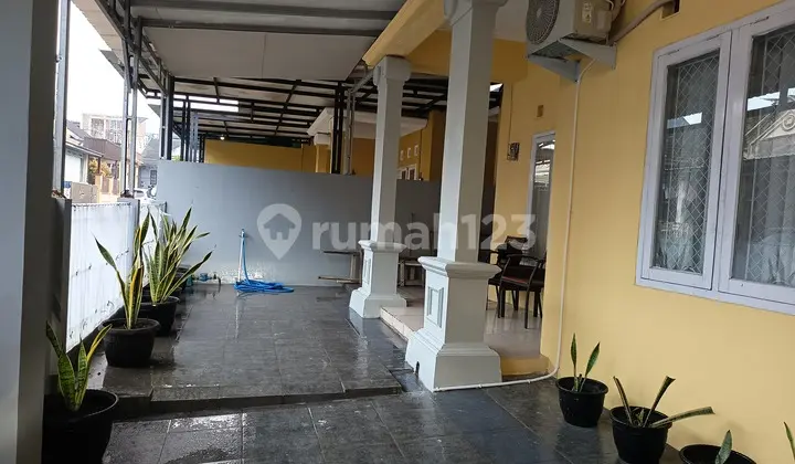 Translation in English: For Sale Ready-to-Occupy House with 9 Bedrooms - Suitable for Living & Investment