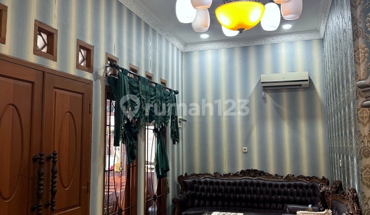 Quick Sale: Taman Mini 3-Story House, Good Condition, Fully Renovated, 3 Floors, Land/Building Area 209/330, Only 2.8M, Down from 3.9 > 3.5 > 3.2 > 2.9
