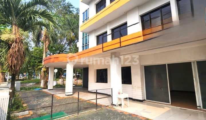Rumah Hook Lokasi Sangat Strategis di Jalan Utama Bintaro Sektor 9