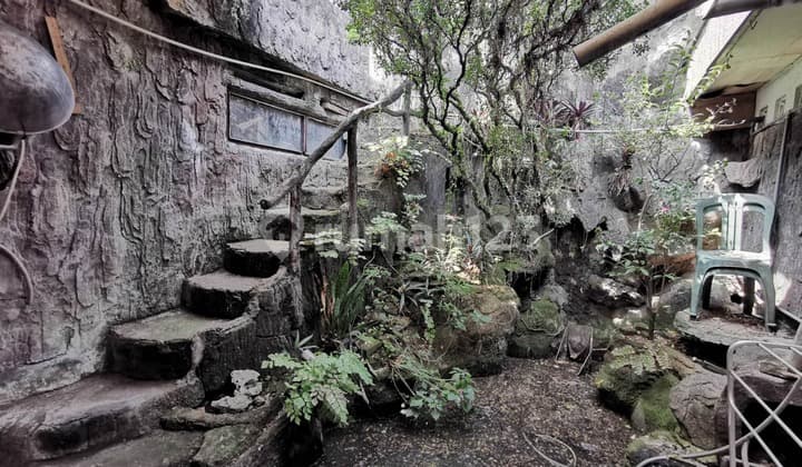 Dijual Rumah Lama SHM di Mainroad Jalan Sederhana Butuh Renovasi