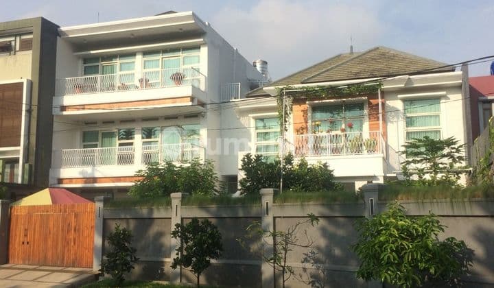 Rumah Mewah Ada Kolam Renang Di Cimahi Tengah