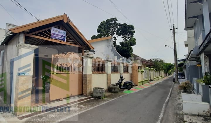 Rumah dua lantai di nusukan banjarsari surakarta
