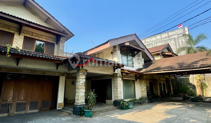 Rumah Hitung Tanah, Pinggir Jalan Raya