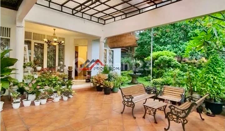 Rumah Siap Huni Dilegkapi Kolam Renang Posisi Hook Area Lebak Bulus, Jakarta Selatan