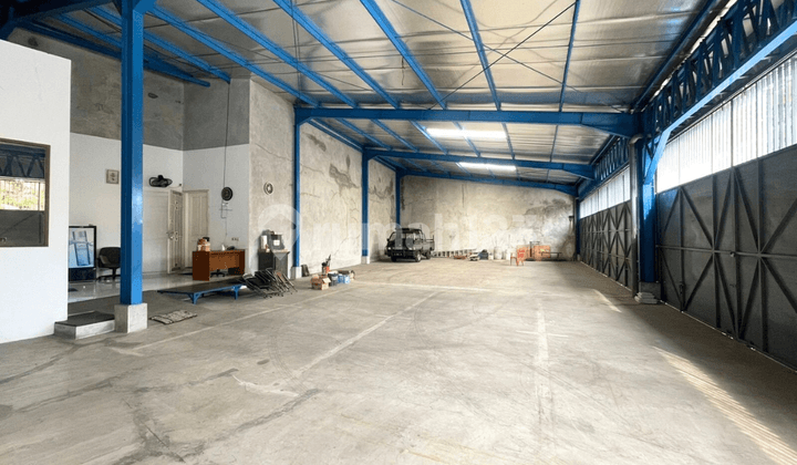 Sewa Gudang Tengah Kota Ada 2 Kantor Siap Pakai di Suyudi Semarang