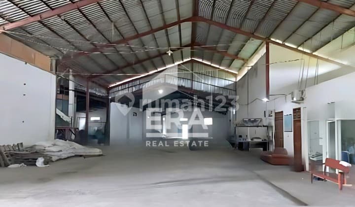 Gudang Besar Luas ada kantor dan Toko di Slamet Riyadi Rembang