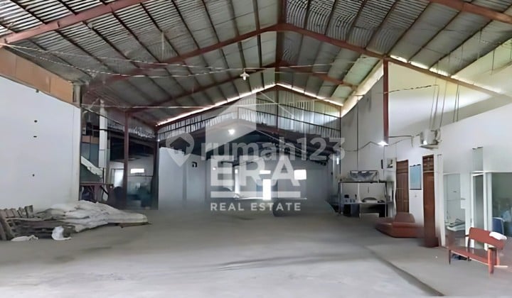 Gudang Besar Luas ada kantor dan Toko di Slamet Riyadi Rembang