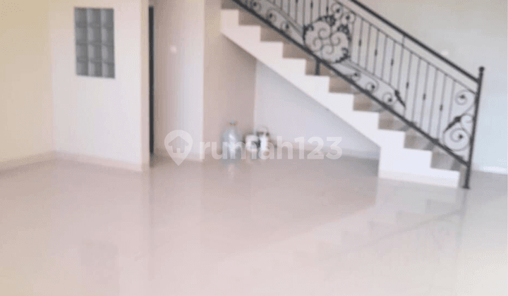 For Rent: 2-Story Shop House Ready to Use, Just 1 Minute from Kudus Square on Veteran Street.