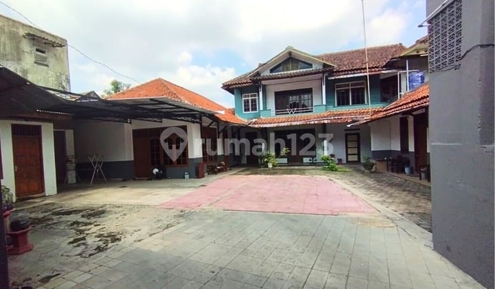 Disewakan Rumah Besar Terdapat 3 Kios Parkir Luas di Diponegoro Pati