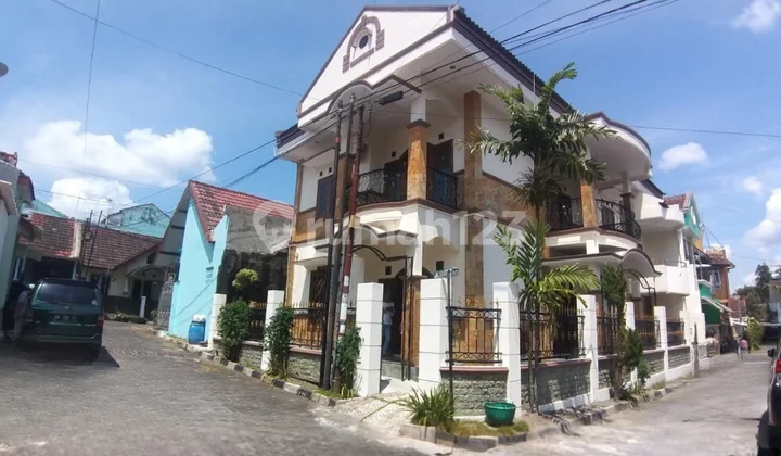 Rumah Mewah 3 Lantai Ada Balkon Hanya 5 Menit dari Kampus UII di Griya Perwita Wisata Sleman