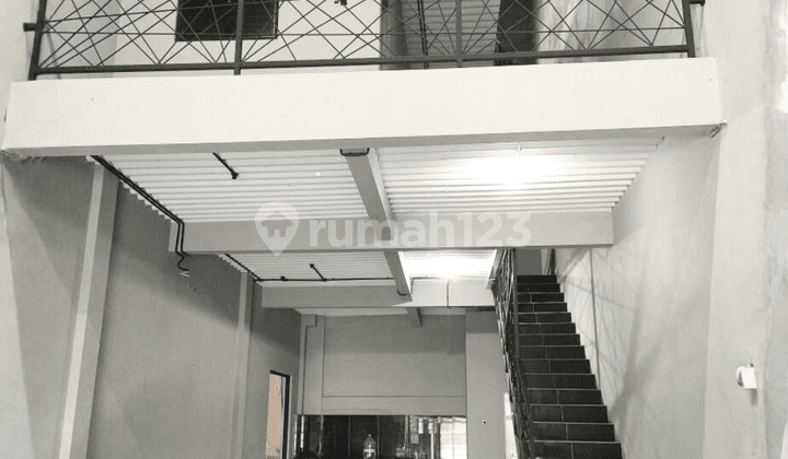 Dijual Rumah dan Toko 3 Lantai Halaman Luas Ada Rooftop di Brotojoyo Semarang Utara