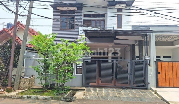 Dijual Rumah Luas 2 Lantai Siap Huni Dekat Mall Summarecon di Harapan Baru Bekasi