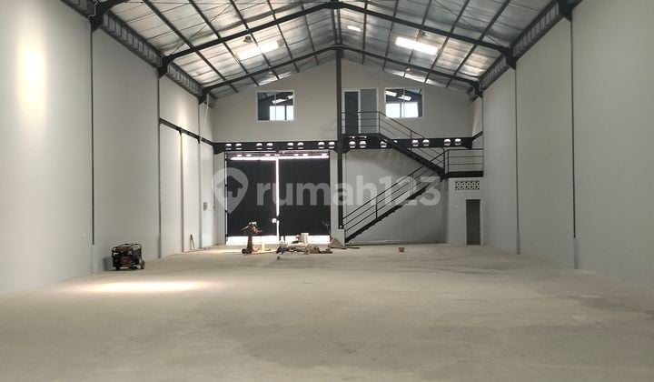 New warehouse for rent. Access for 40-foot containers. 5 minutes from the Millennium industrial area. 20 minutes from the Bitung, Cikupa, and East Balaraja toll exits.