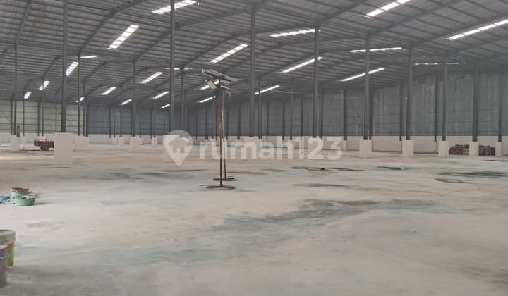 New Warehouse for Rent Near PIK Toll Road and Airport. Height Clearance 13 Meters. Concrete Floor K.400. Access for 4 Trucks.