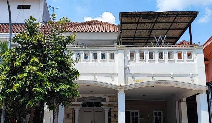 Rumah Depan Taman Jalan Lebar 4 Mobil di Harapan Indah