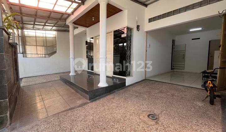 Taman Holis Indah 3 Kamar Tidur Terawat Lokasi Depan