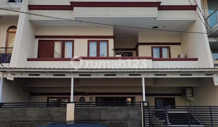 Rumah Cantik 3 Lantai Row Jalan Lebar di Citra Garden Kondisi Siap Huni Rapih Sekali, Kalideres, Jakarta Barat