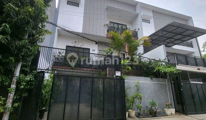 Rumah Minimalis 3 Lantai Bagus Sekali Di Taman Palem Lestari, Cengkareng, Jakarta Barat