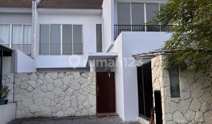 Disewakan rumah 2 lantai di perumahan favorit Forest Mansion surabaya barat dengan akses mobil dan dekat dengan Mall