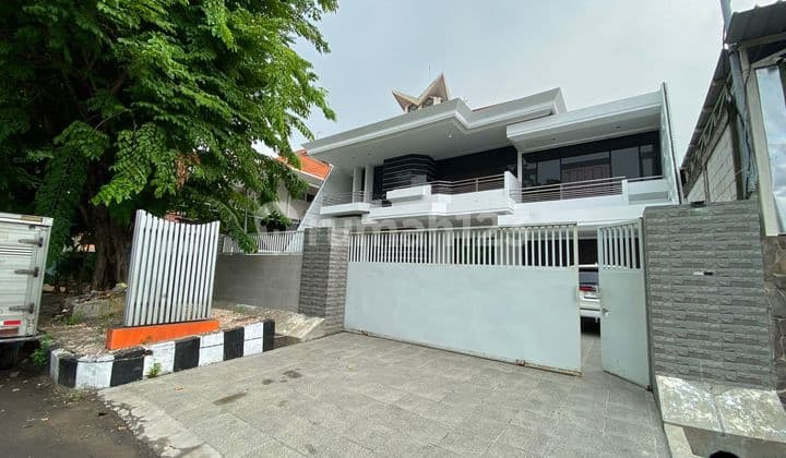 Rumah untuk Kantor/Cafe Estetik Pusat Kota Jalan Raya Dekat Mall Bg Junction dan Tunjungan Plaza